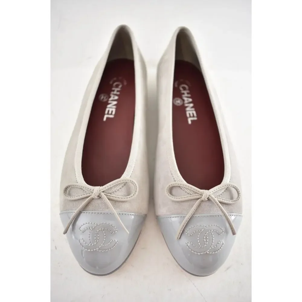 Chanel 26A Gray Suede Patent Leather CC Logo Bow Tie Ballet Ballerina Flat 38.5